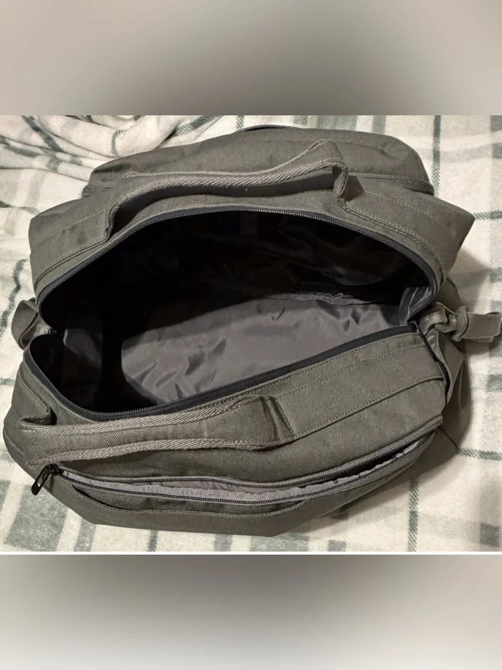 lululemon athletica Green Travel Gym Duffel Bag Organizer